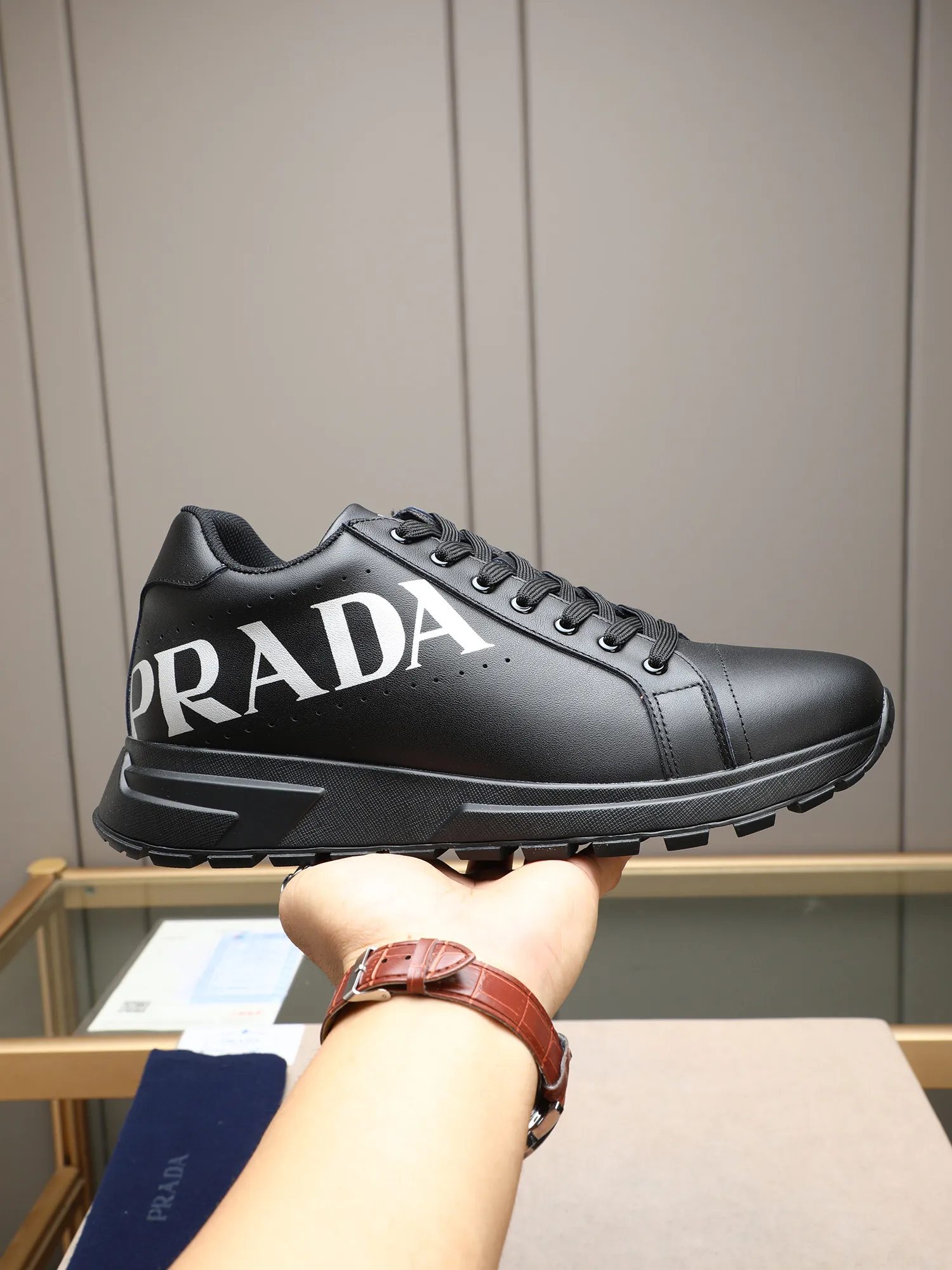 Men's shoes 💰460 PRADA's new model is on the market, the picture above is a must-sell! Fashionable casual men's shoes, trendy and versatile, relaxed and sporty style, imported cowhide leather uppers 3D printed and ultra-fine workmanship. Light and comfortable on the feet, available in 5 colors! 38-44(45 customized)